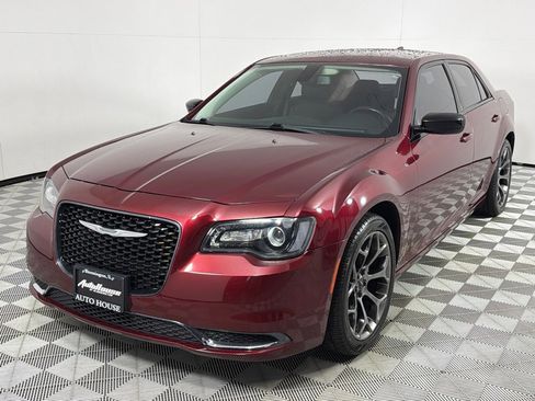Used 2018 Chrysler 300 Touring w/ Sport Appearance Package image 9