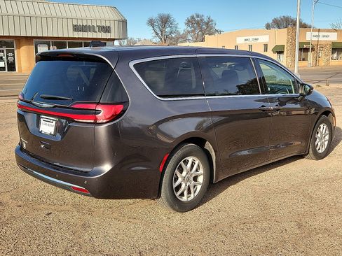 Used 2023 Chrysler Pacifica Touring-L image 4
