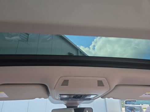 Used 2024 Volkswagen Atlas SE w/ Panoramic Sunroof Package FWD image 16