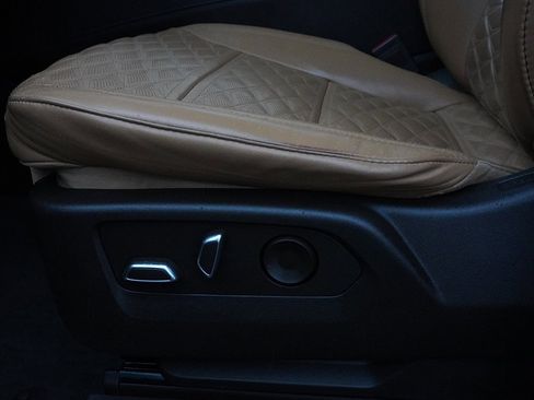 Used 2022 Cadillac Escalade Premium Luxury image 32