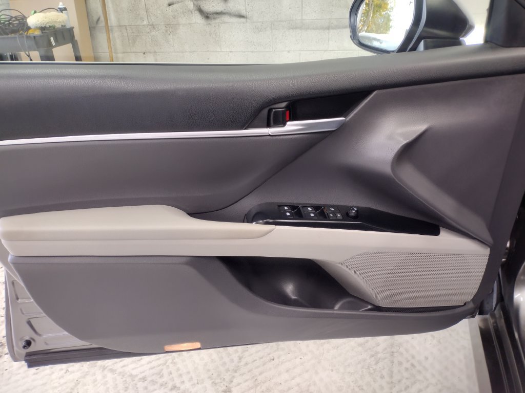 Used 2018 Toyota Camry LE FWD image 16