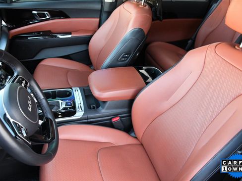 Used 2022 Kia Carnival SX Prestige image 9