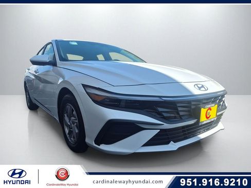 Used 2025 Hyundai Elantra SE w/ Cargo Package image 1