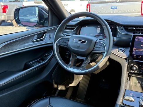 Used 2024 Jeep Grand Cherokee Limited image 10