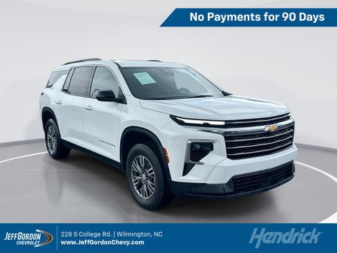 Used 2025 Chevrolet Traverse LT FWD image 1