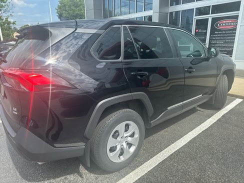 Used 2024 Toyota RAV4 LE AWD/4WD image 4
