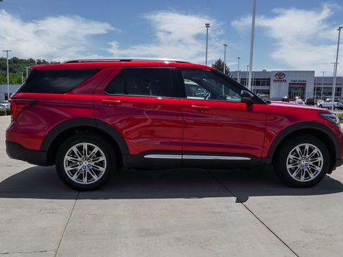 Used 2025 Ford Explorer Platinum AWD/4WD image 9