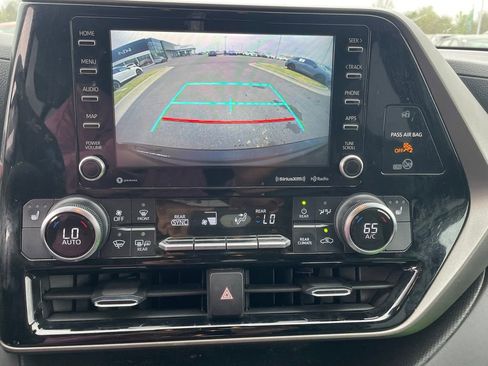 Used 2020 Toyota Highlander XLE image 12