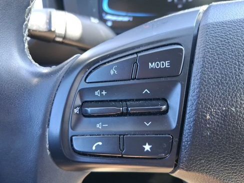 Used 2023 Hyundai Venue Limited image 16