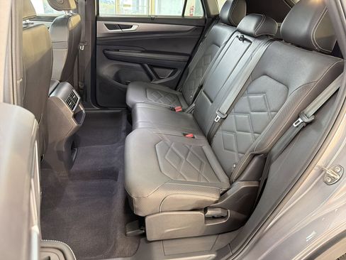 Used 2024 Volkswagen Atlas Cross Sport SE w/ Panoramic Sunroof Package image 15