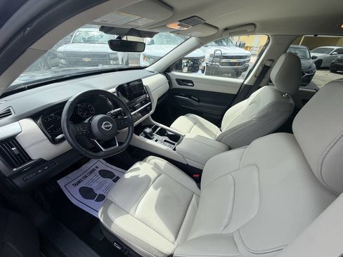 Used 2025 Nissan Pathfinder SL FWD image 4