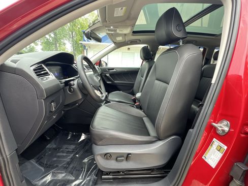 Used 2022 Volkswagen Tiguan SE AWD/4WD image 16