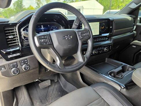 Used 2025 Chevrolet Silverado 2500 ZR2 w/ Technology Package AWD/4WD image 9