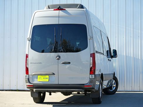 Used 2022 Mercedes-Benz Sprinter 1500 image 5