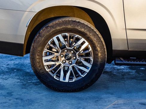 Used 2025 Chevrolet Suburban Z71 AWD/4WD image 12