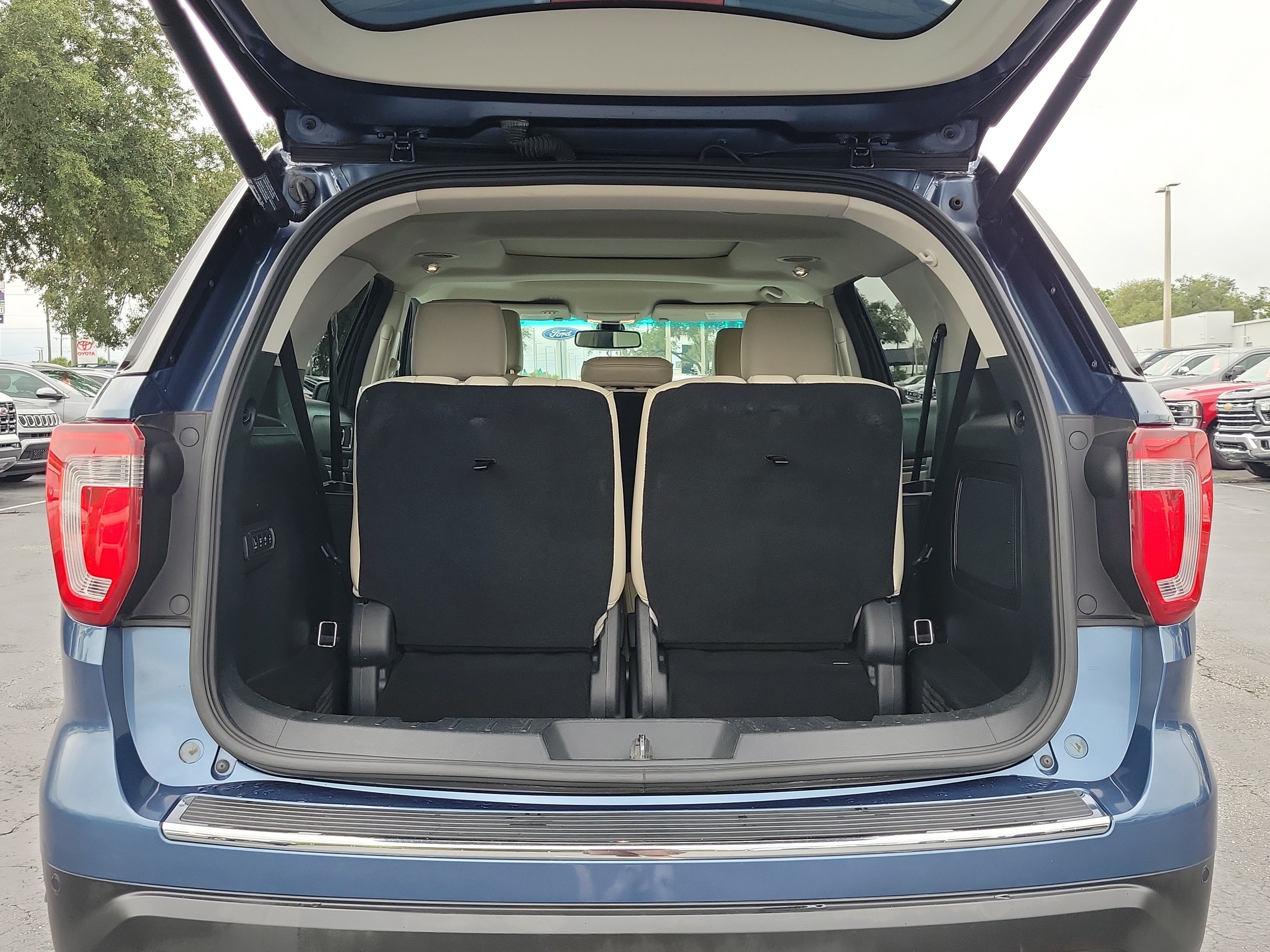 Used 2019 Ford Explorer Limited w/ Limited Luxury Package FWD image 10