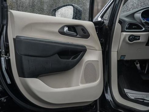 Used 2024 Chrysler Pacifica Touring-L image 36