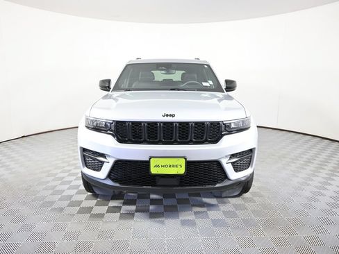 Used 2023 Jeep Grand Cherokee Altitude AWD/4WD image 10