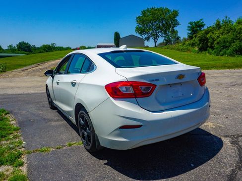 Used 2017 Chevrolet Cruze LT w/ Convenience Package FWD image 3