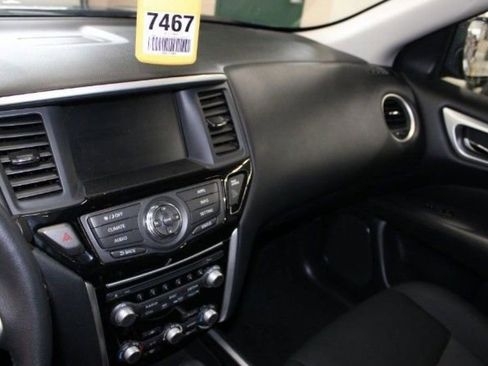 Used 2018 Nissan Pathfinder SV image 8