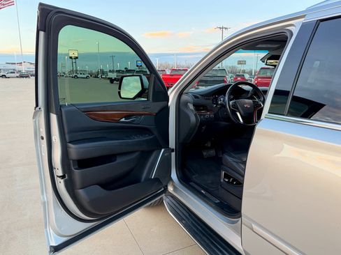Used 2019 Cadillac Escalade ESV Premium Luxury image 14