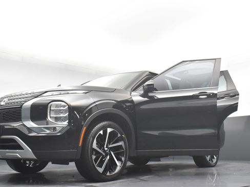 Used 2023 Mitsubishi Outlander SE image 34