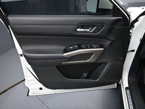 Used 2023 Nissan Pathfinder Platinum AWD/4WD image 17