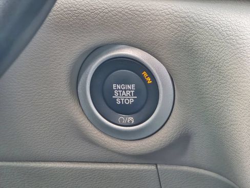 Used 2020 Chrysler Pacifica Touring-L FWD image 33