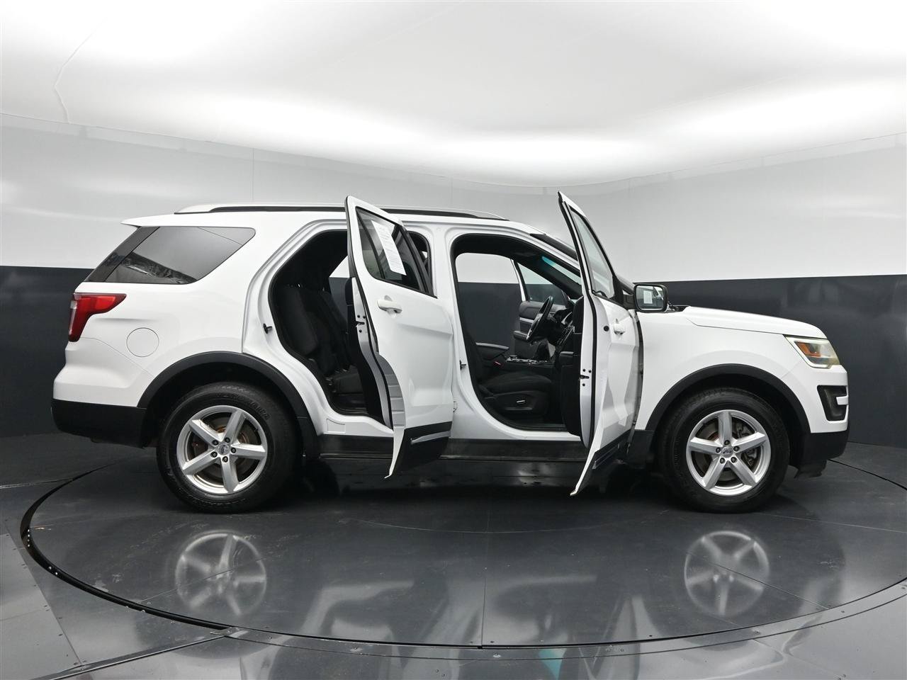 Used 2016 Ford Explorer XLT AWD/4WD image 32