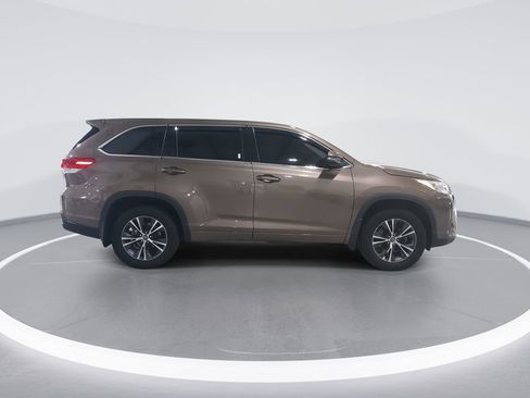 Used 2018 Toyota Highlander LE AWD/4WD image 9
