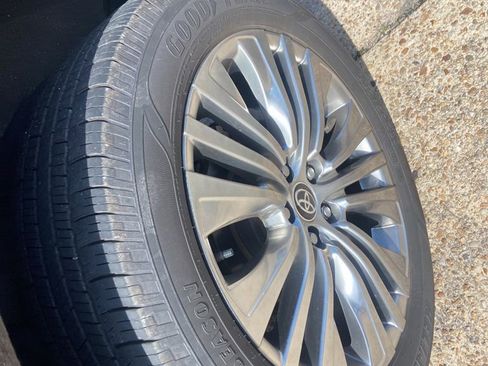 Used 2021 Toyota Venza XLE w/ Softex Package image 23