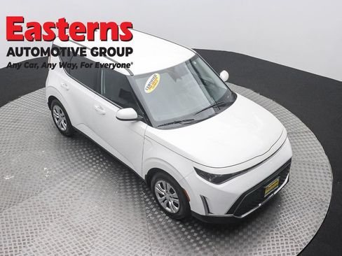 Used 2023 Kia Soul LX FWD image 3
