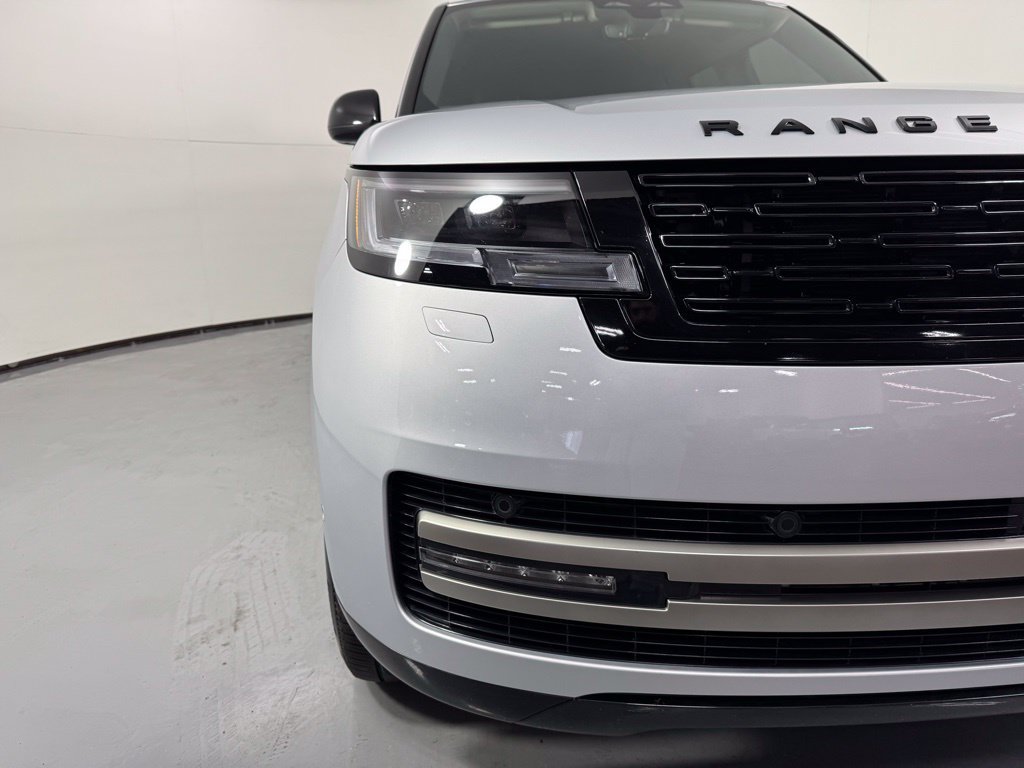 Used 2025 Land Rover Range Rover SE AWD/4WD image 4