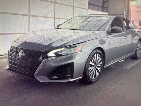 Used 2024 Nissan Altima 2.5 SV FWD image 4