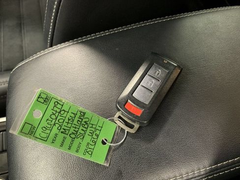 Used 2019 Mitsubishi Outlander SE AWD/4WD image 3