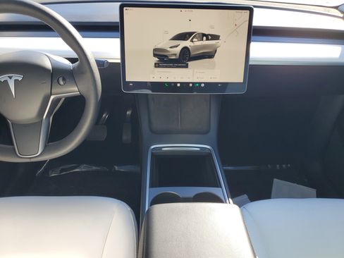 Used 2022 Tesla Model Y Long Range image 17