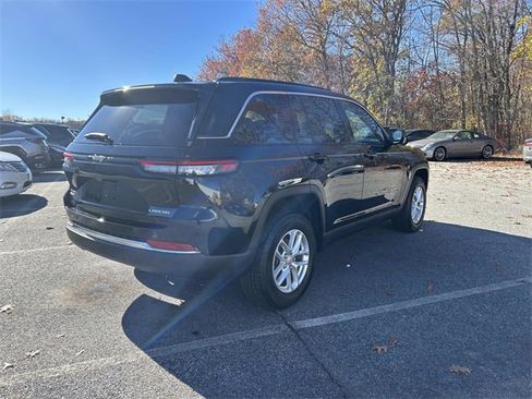 Used 2024 Jeep Grand Cherokee Laredo X image 3