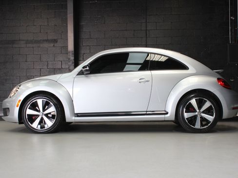 Used 2012 Volkswagen Beetle Launch Edition image 3