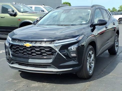 Used 2025 Chevrolet Trax LT FWD image 2