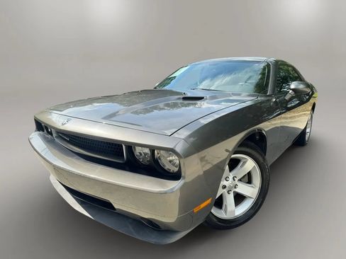 Used 2010 Dodge Challenger SE RWD image 1