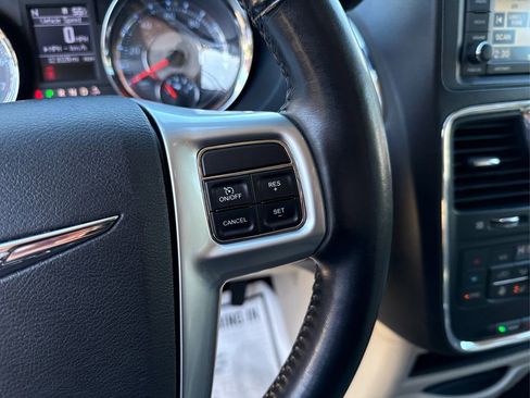 Used 2012 Chrysler Town & Country Touring-L w/ Driver Convenience Group image 28