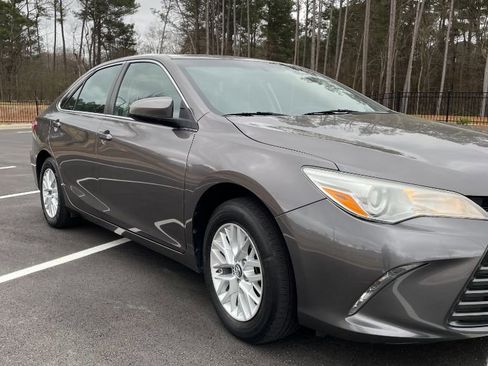Used 2017 Toyota Camry LE image 3