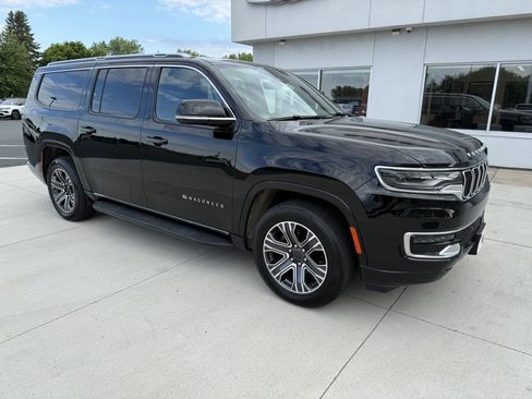 Used 2024 Jeep Wagoneer L Series II w/ Flexible Seating Group AWD/4WD image 1