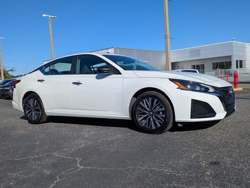 Used 2025 Nissan Altima 2.5 SV image 2