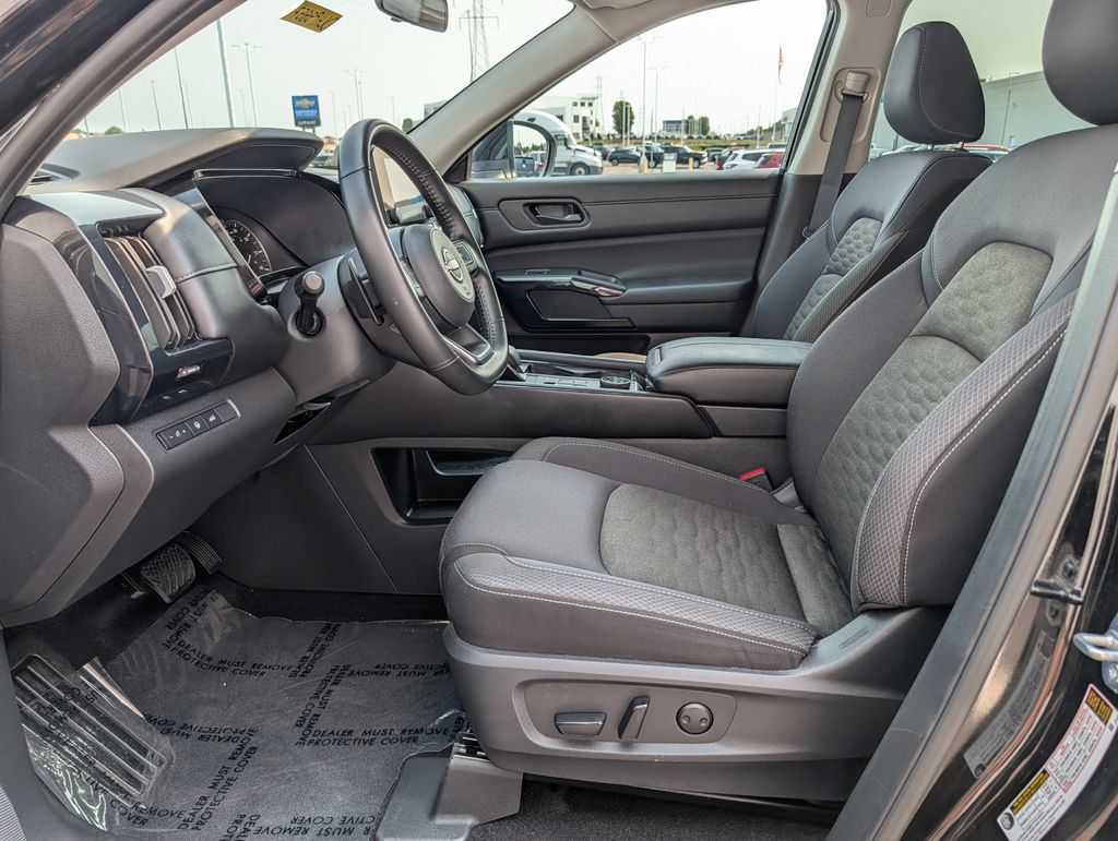 Used 2025 Nissan Pathfinder SV AWD/4WD image 14
