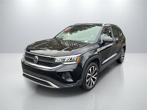 Used 2022 Volkswagen Taos SE image 3