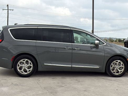 Certified 2021 Chrysler Pacifica Limited w/ Uconnect Theater Family Group image 4