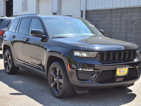 Used 2023 Jeep Grand Cherokee Limited w/ Black Appearance Package AWD/4WD image 2