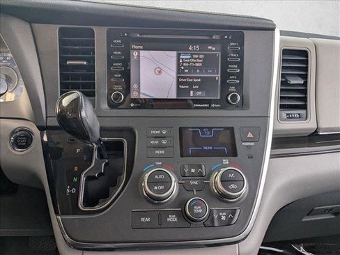 Used 2018 Toyota Sienna XLE image 15