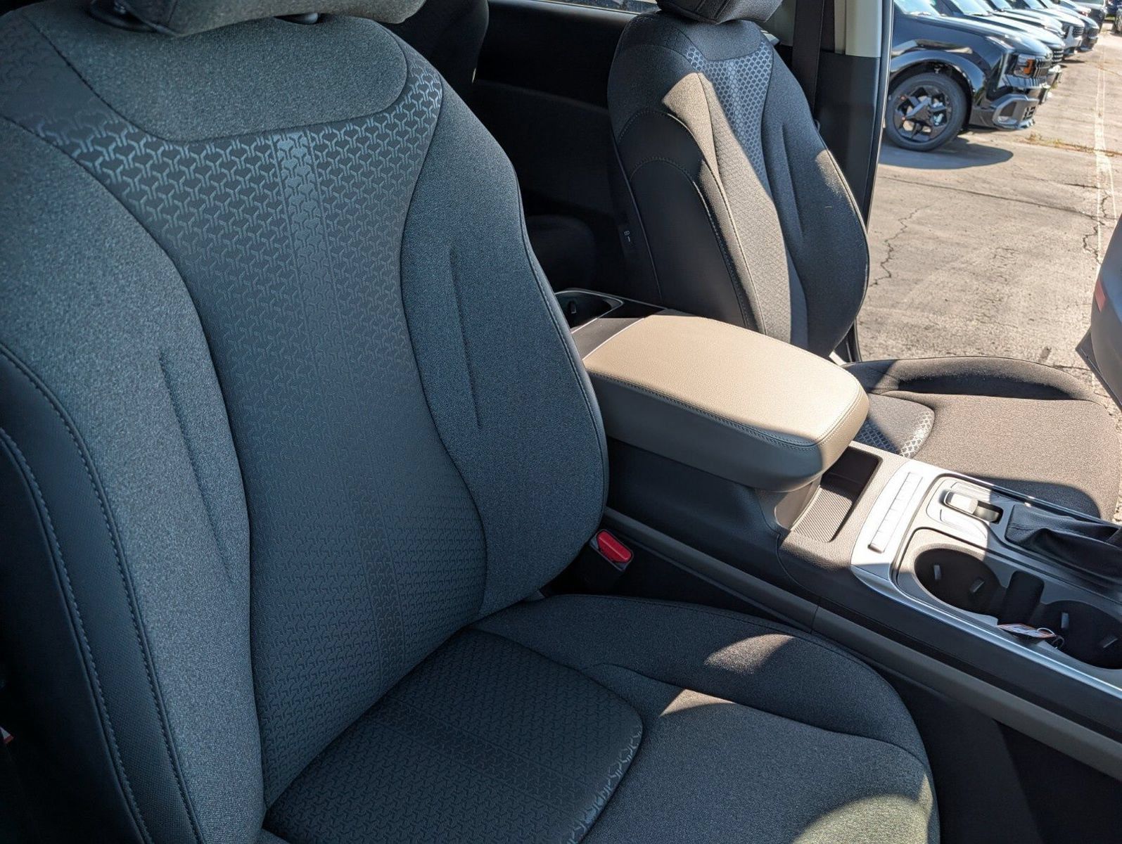 New 2027 Kia Carnival LX FWD image 28